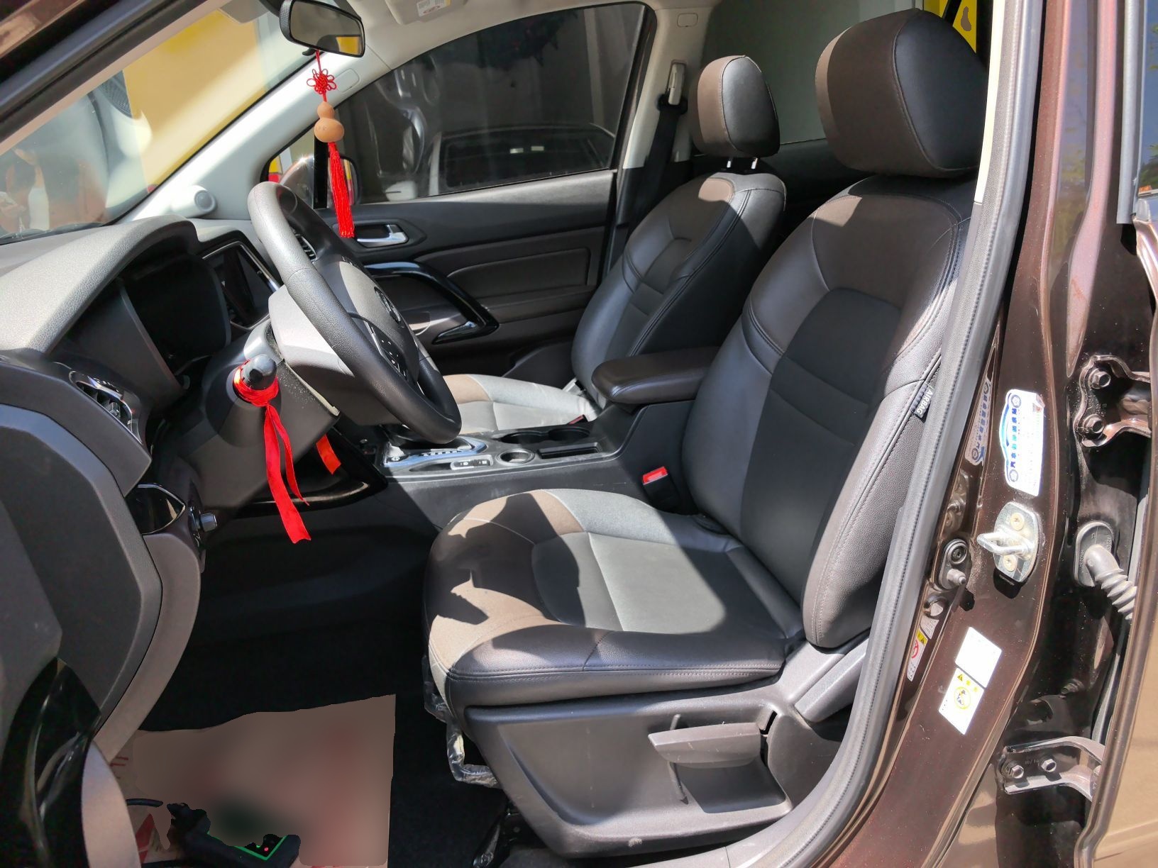 Переднее сиденье в автомобиле