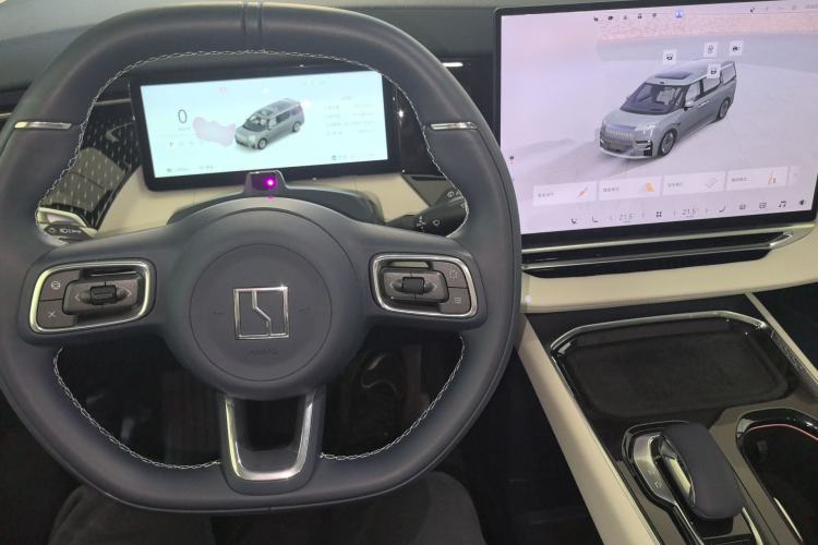 Used Zeekr 009 2024 Six-Seat Executive Version 4WD 108 kWh Center Console