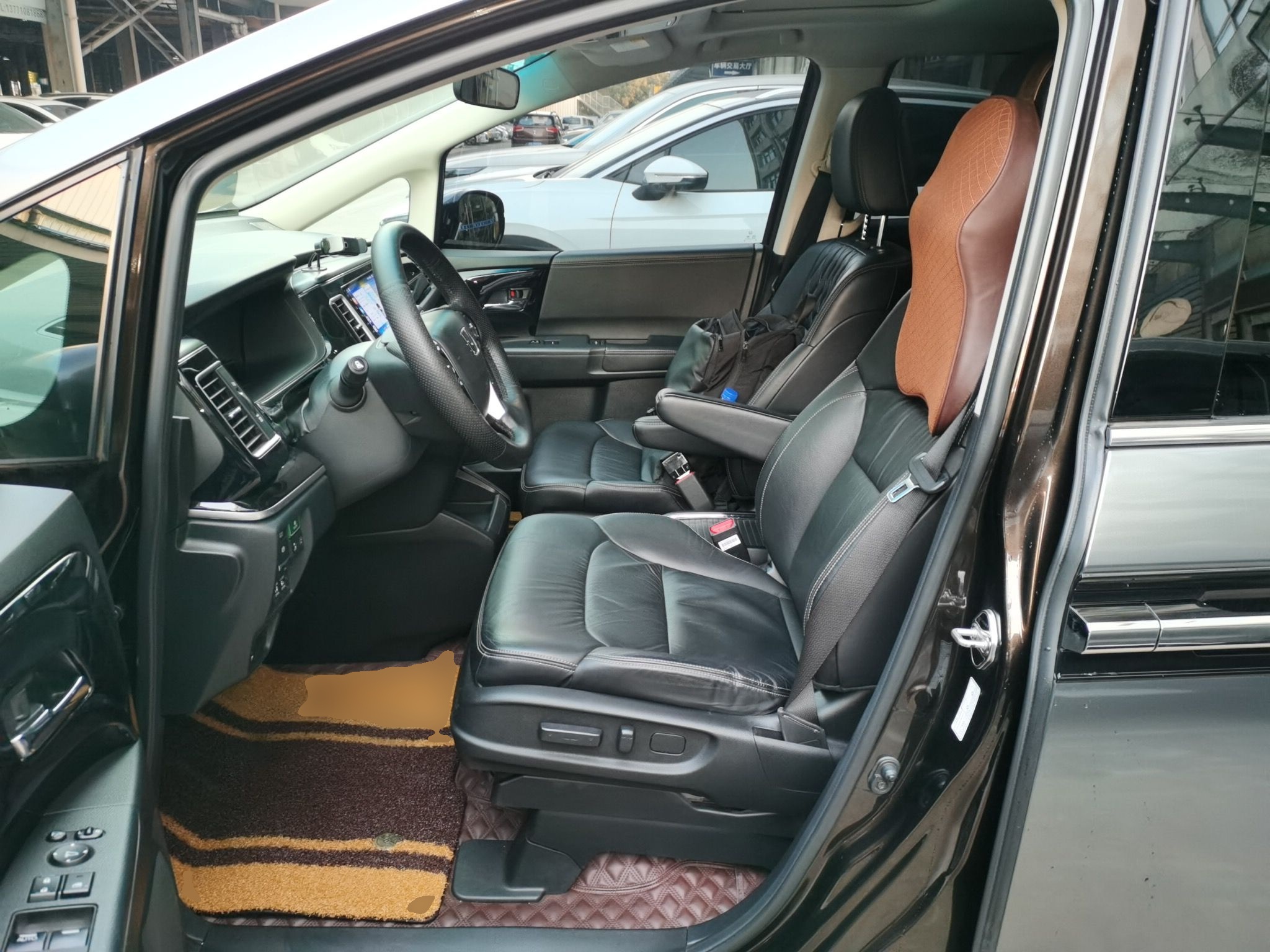 المقاعد الأمامية داخل السيارة