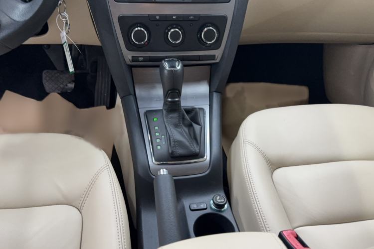Used Skoda Octavia 2015 Classic Model 1.6L Automatic Yijie Version
