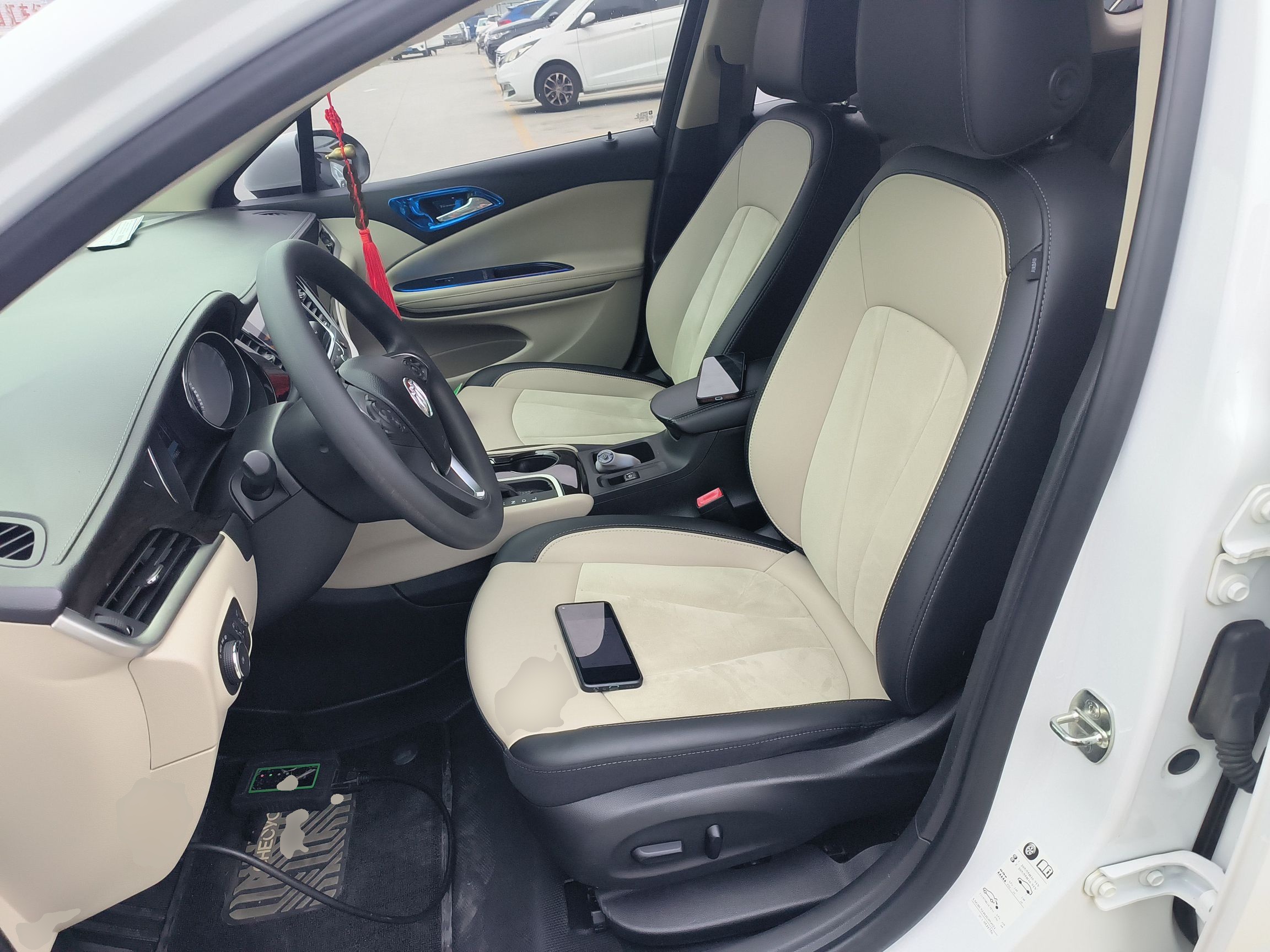 المقاعد الأمامية داخل السيارة