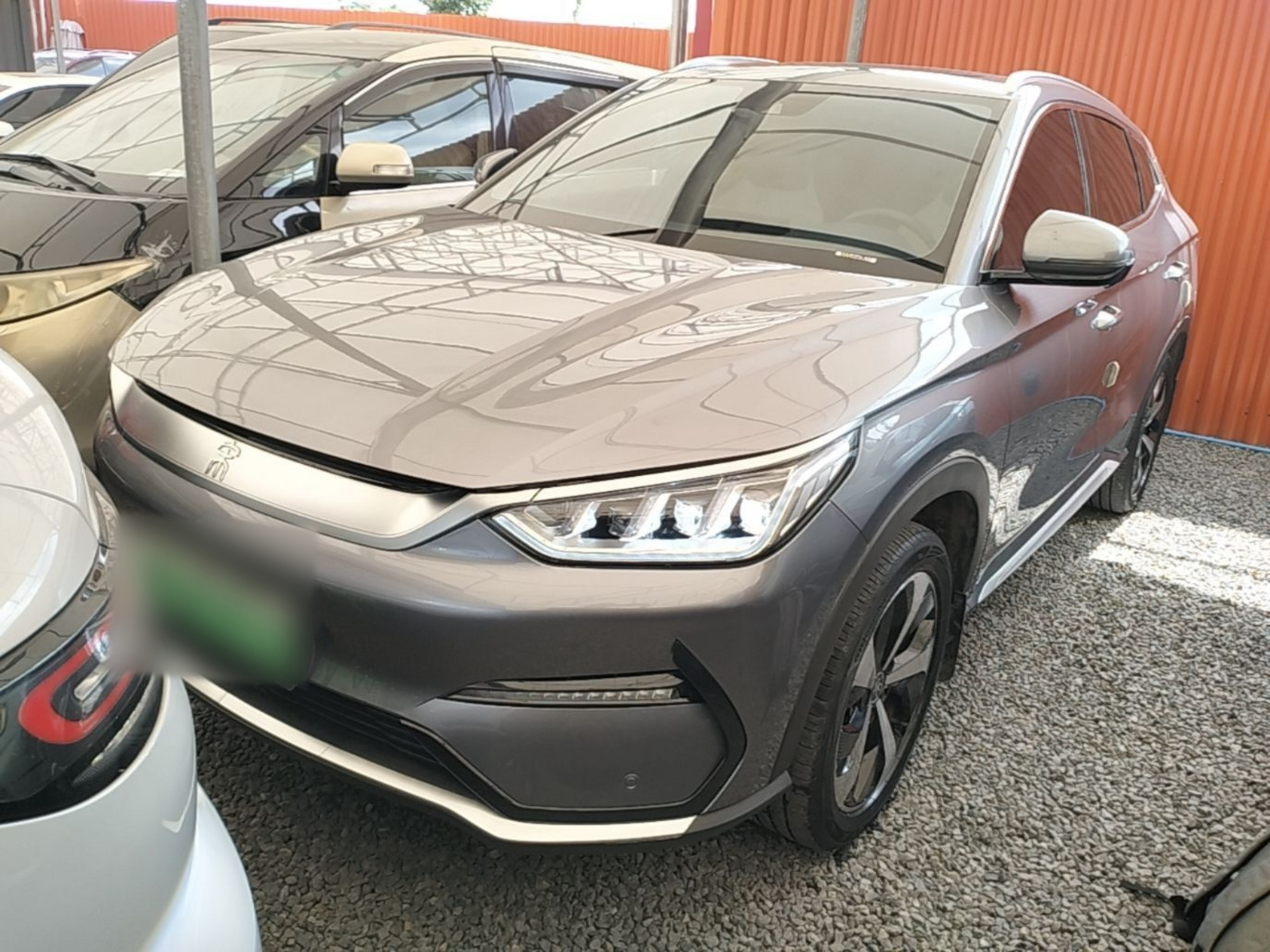 Под передней частью автомобиля