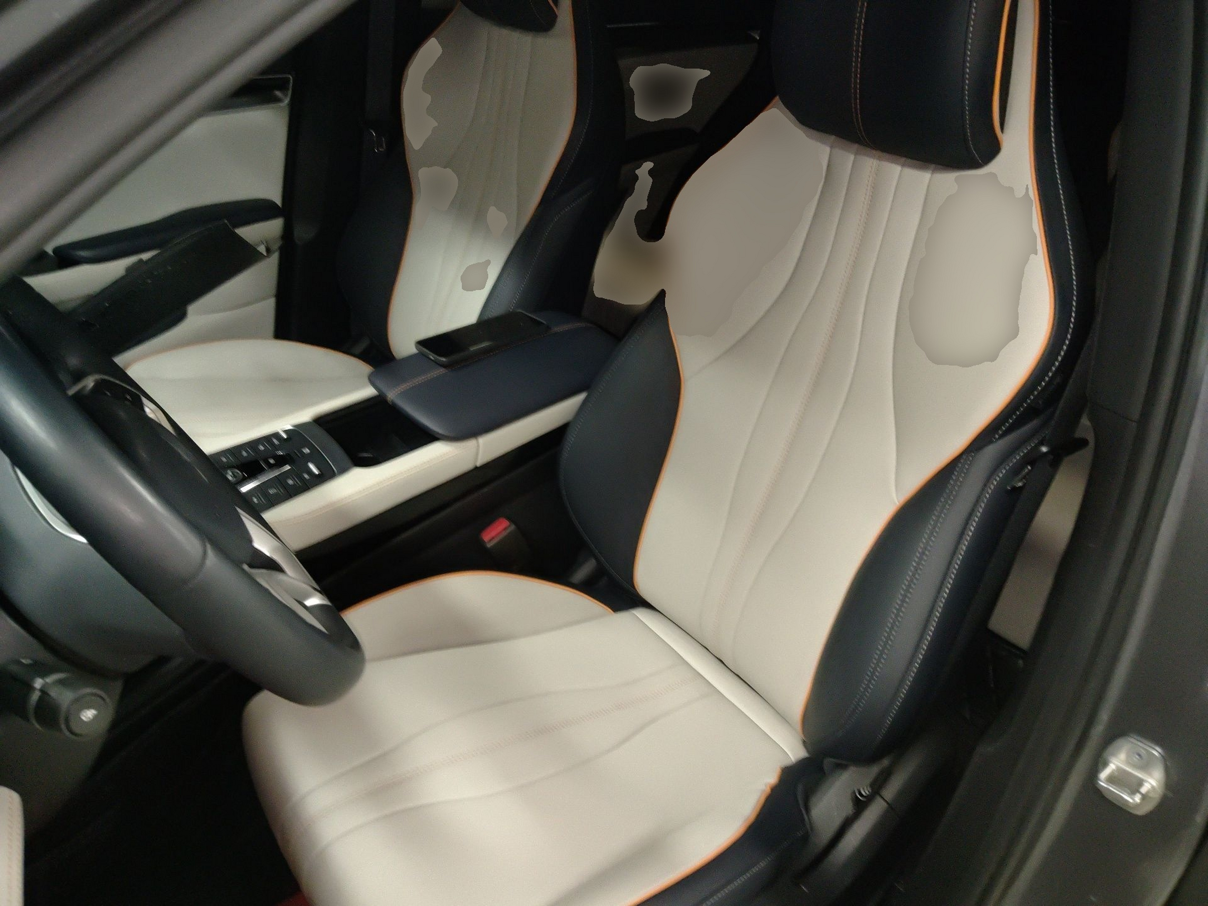 المقاعد الأمامية داخل السيارة