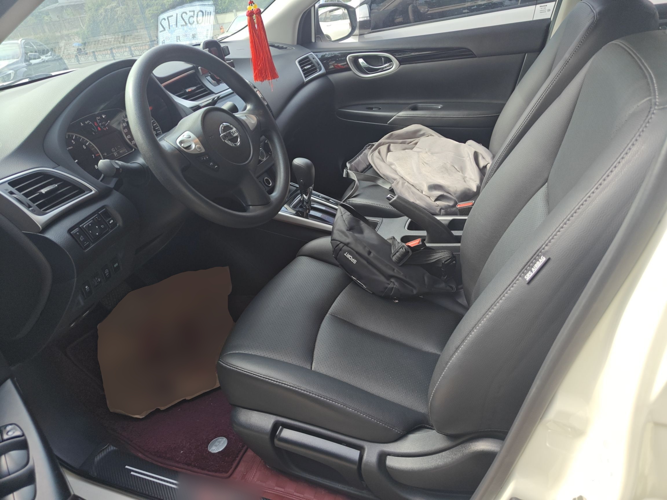 المقاعد الأمامية داخل السيارة