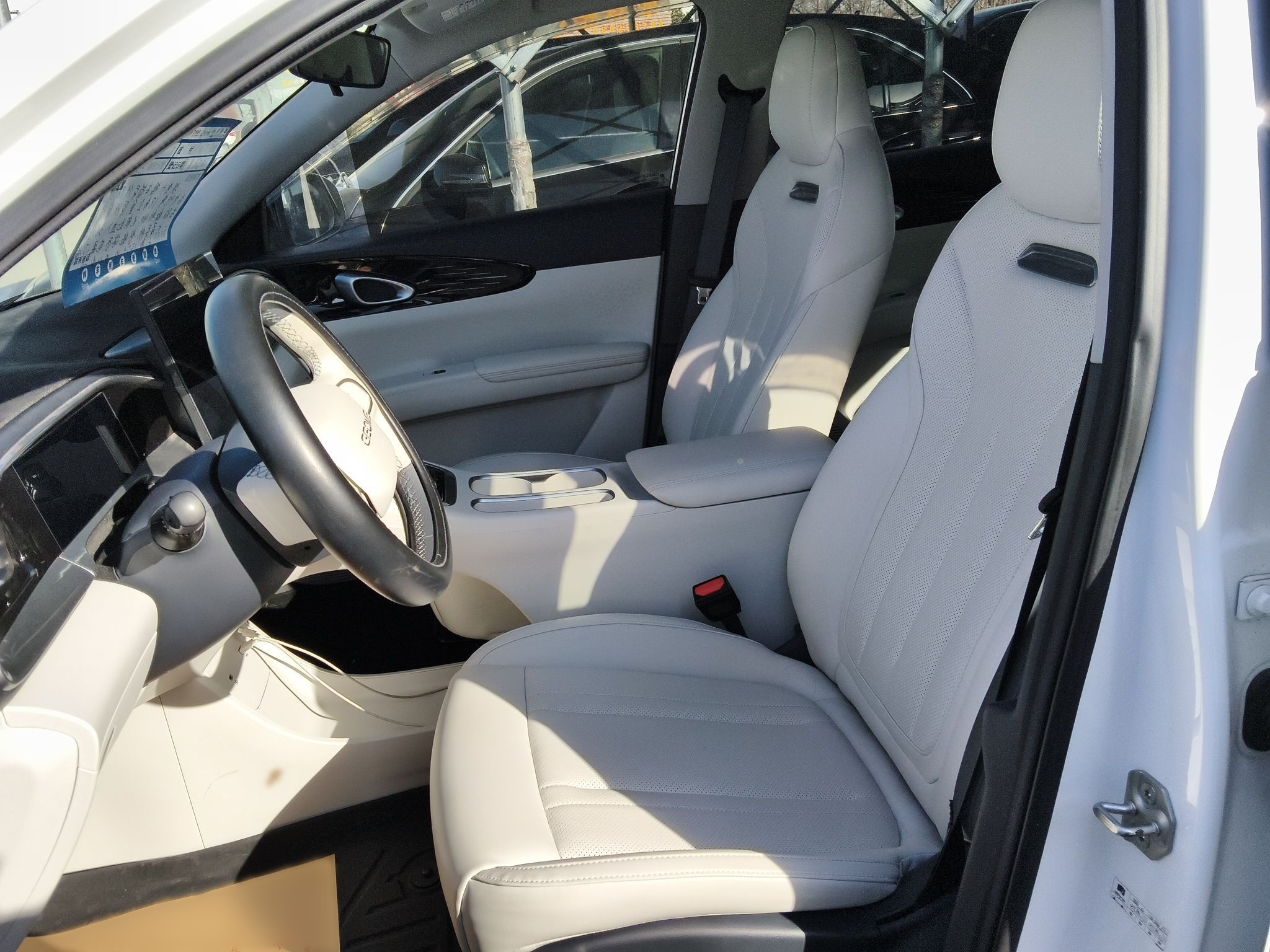 المقاعد الأمامية داخل السيارة