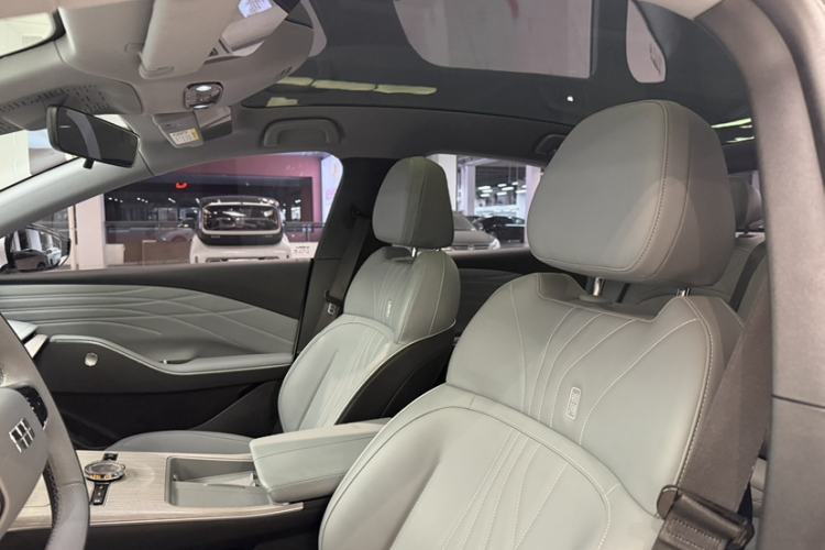 Used Geely Galaxy E8 2024 550 km Range Rear-Wheel-Drive PRO
