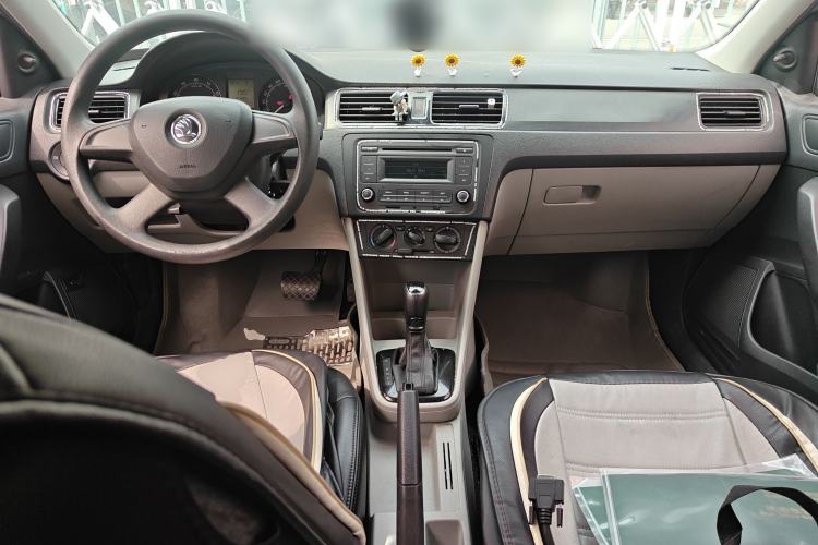 Used Skoda Rapid 2015 1.6L Automatic Enjoyment Selection Model Center Console