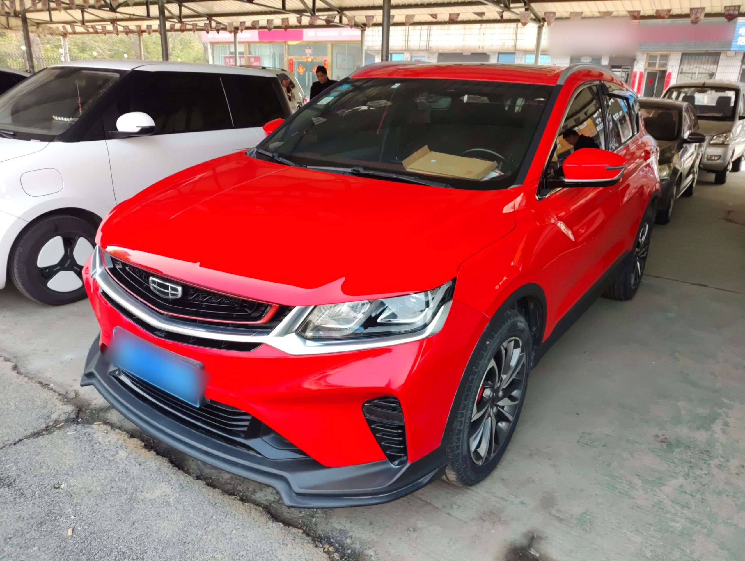 تحت مقدمة السيارة