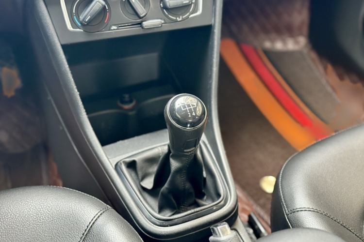 Used Volkswagen Santana 2013 1.6L Manual Comfort Edition Interior 3