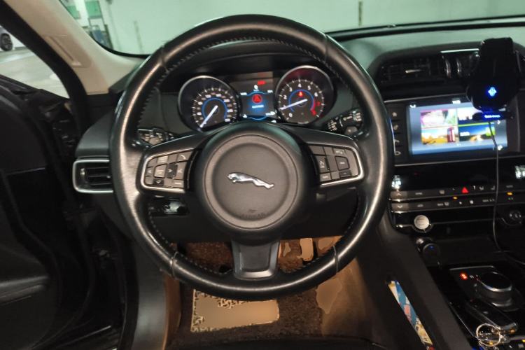 Used Jaguar F-PACE 2016 2.0T Two-Wheel Drive Urban Luxury Edition
