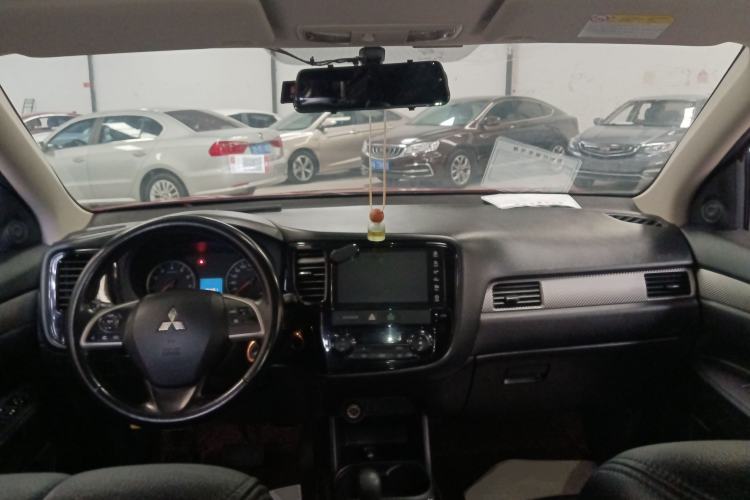 Used Mitsubishi Outlander 2016 2.0L Two-Wheel Drive Fashion Edition 5 Seats
