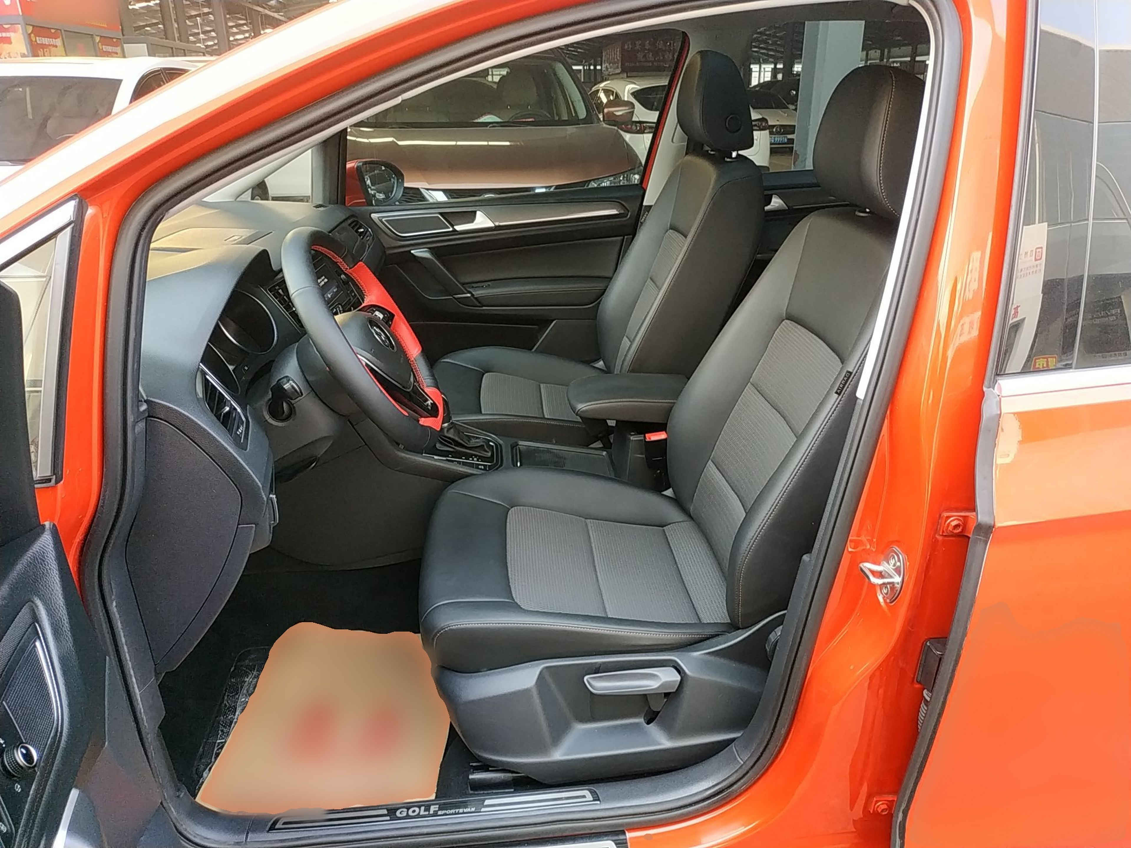 Переднее сиденье в автомобиле