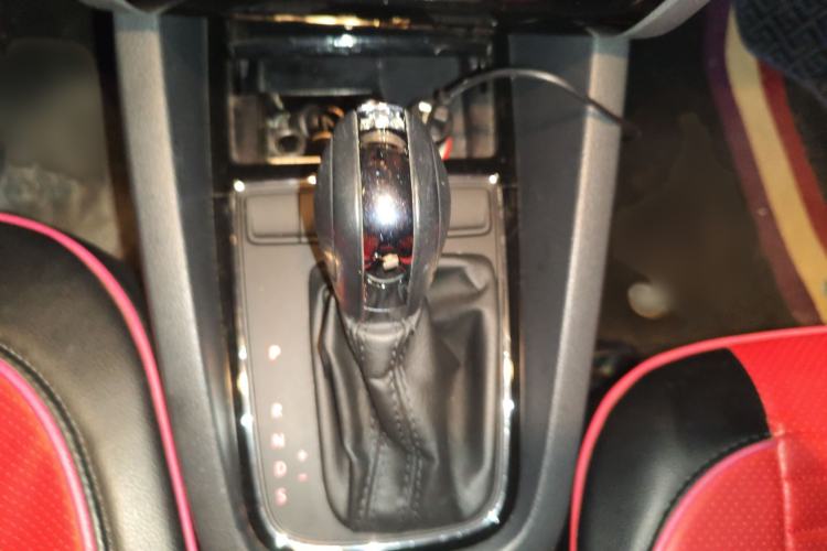 Used Volkswagen Sagitar 2015 230TSI Automatic Comfort Version Gear Lever