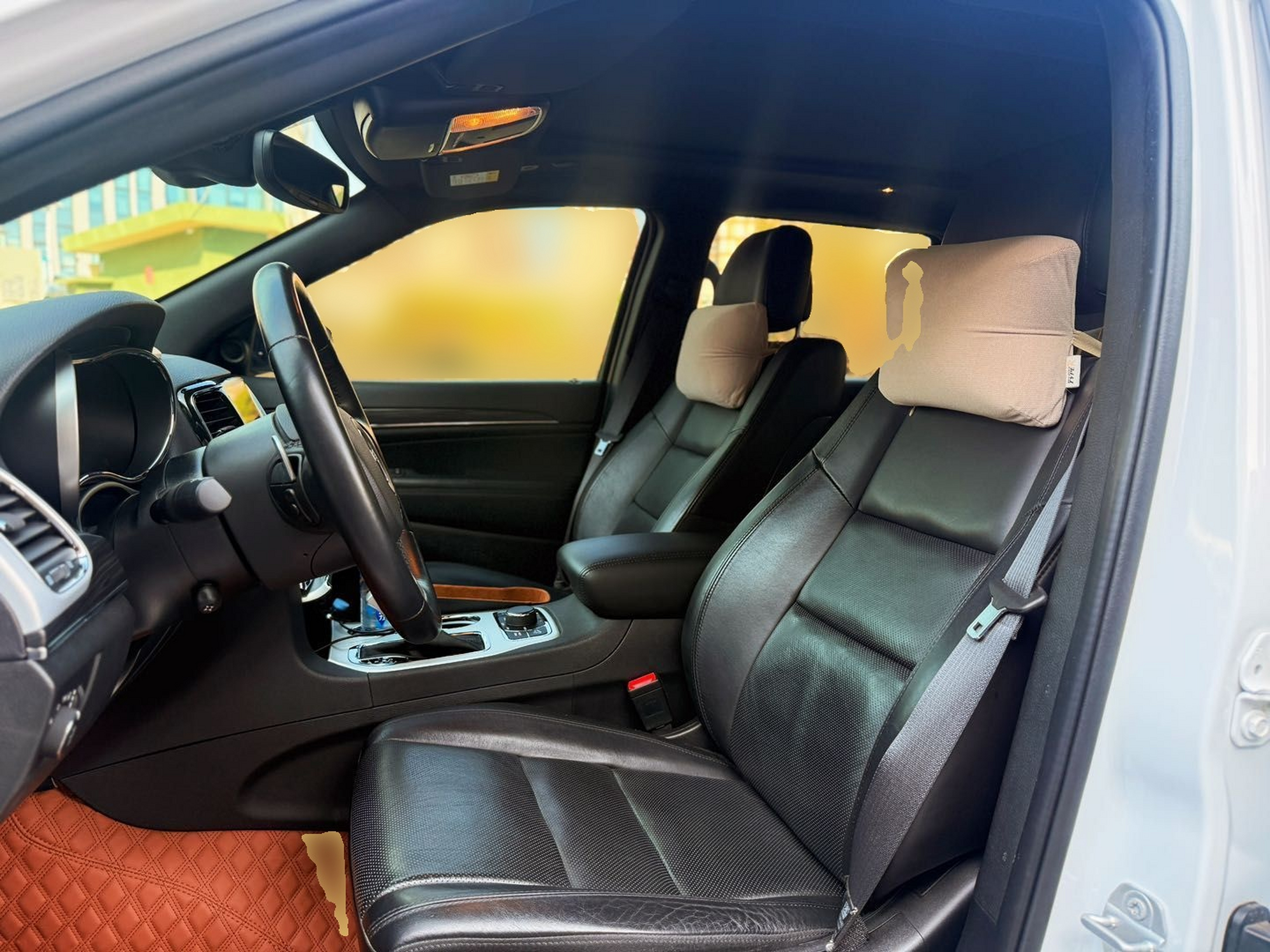 المقاعد الأمامية داخل السيارة