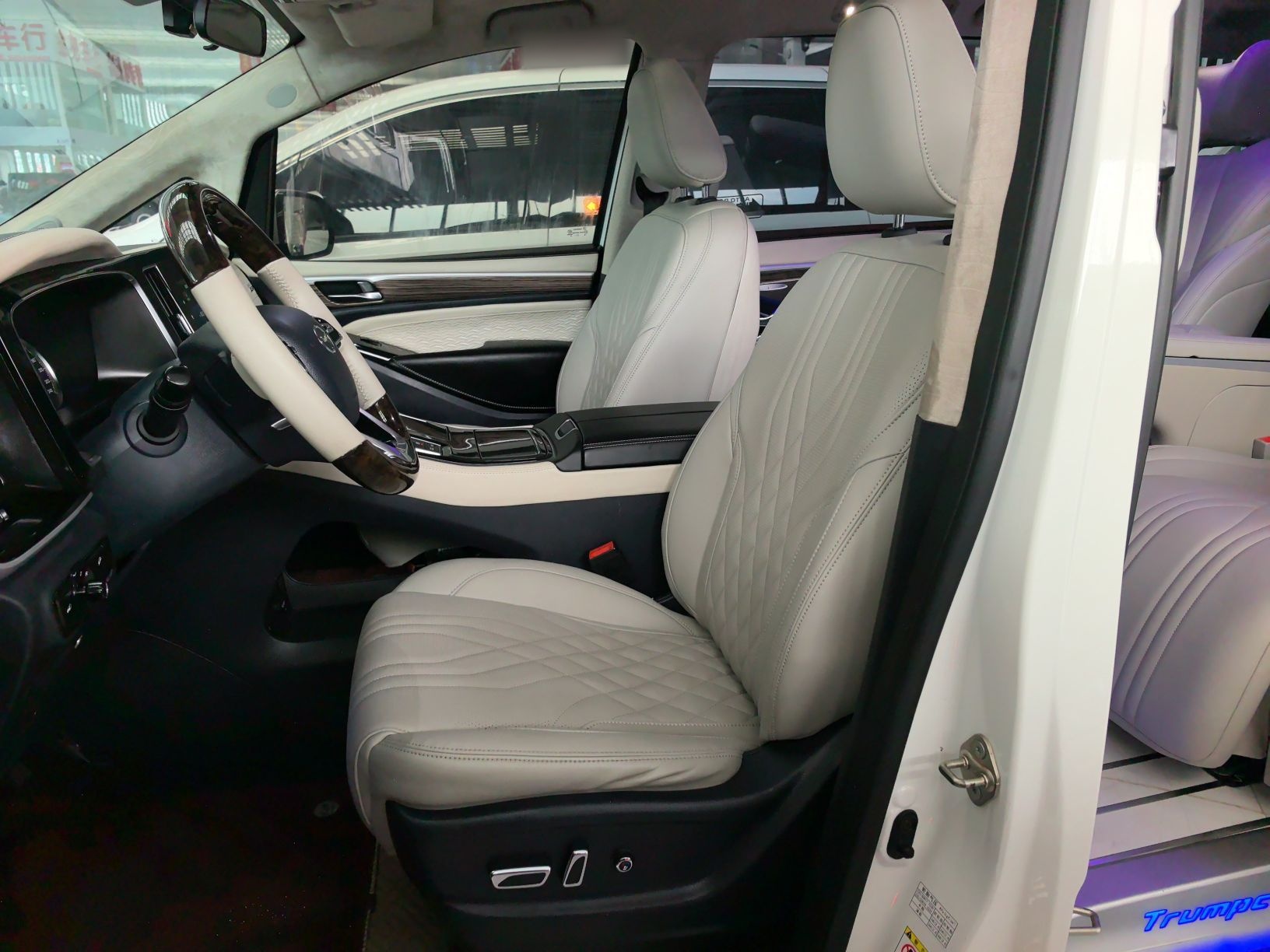 Переднее сиденье в автомобиле