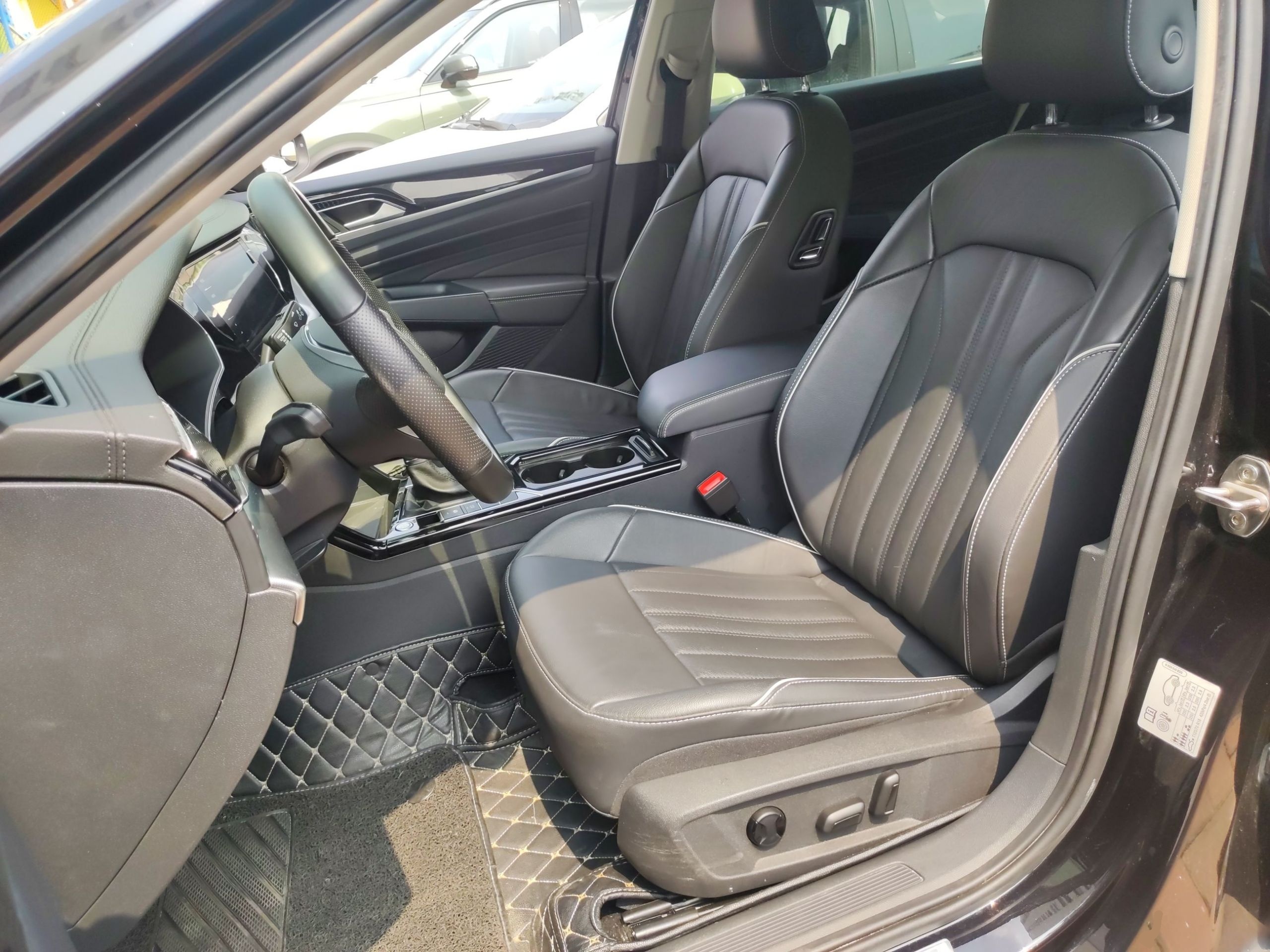 Переднее сиденье в автомобиле