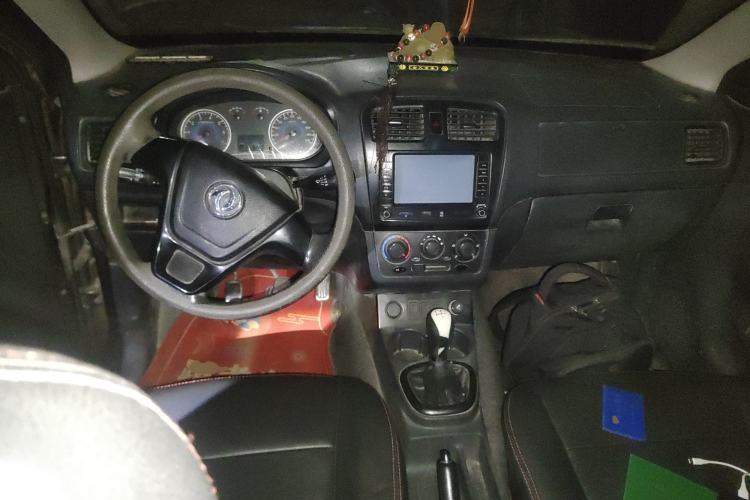 Used Dongfeng Fengon 330 2014 1.5L Manual Utility Version DK15 Center Console