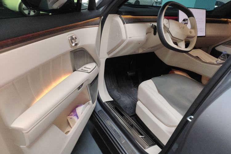 Used ONVO Luxeed L90 2025 Model—Max Six-Seater Version
