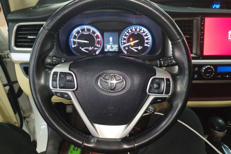 Used Toyota Highlander 2017 2.0T Two-Wheel Drive Luxury Edition 7 Seats Steering Wheel