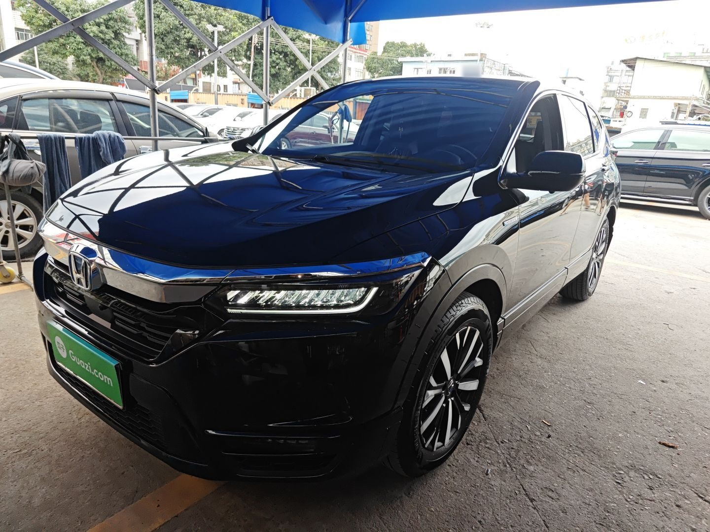 Под передней частью автомобиля