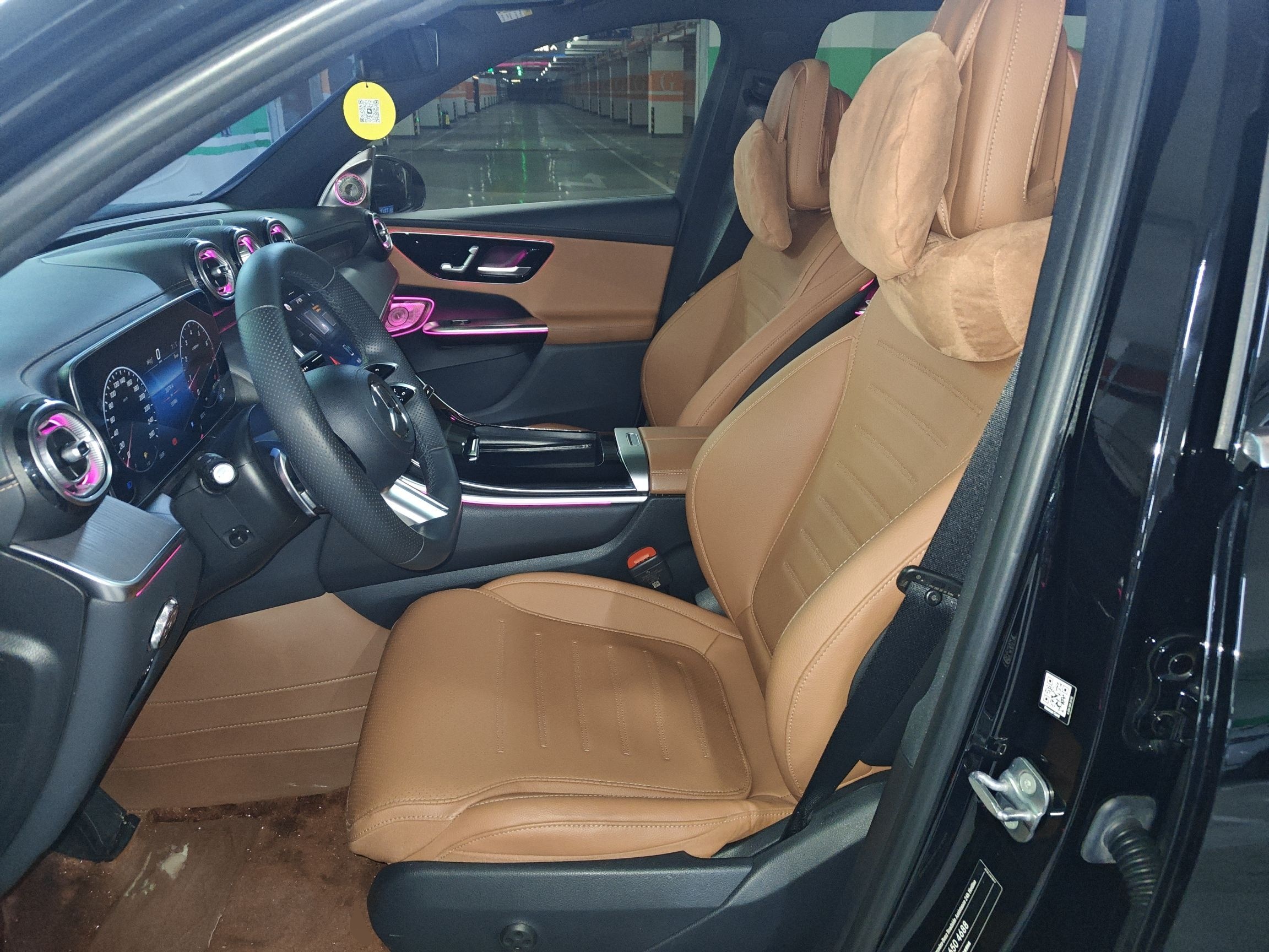 المقاعد الأمامية داخل السيارة