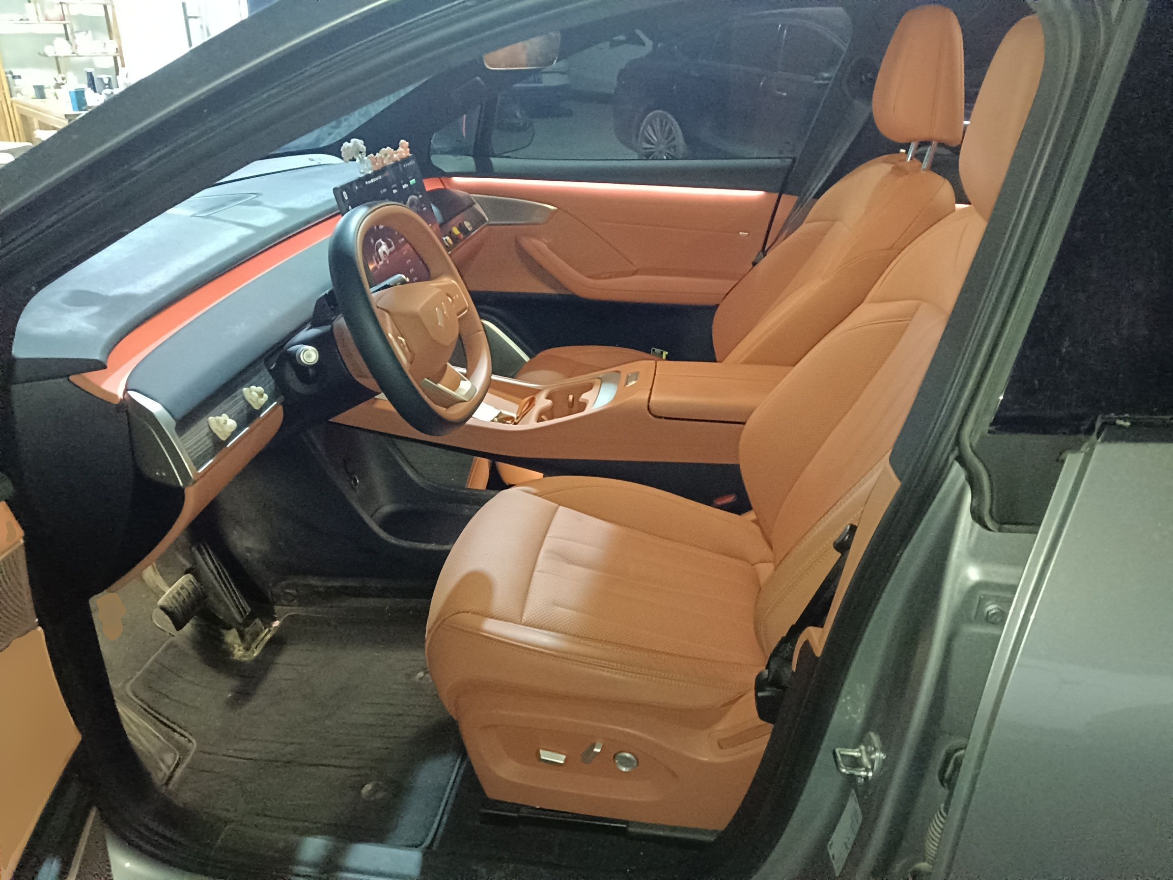 المقاعد الأمامية داخل السيارة
