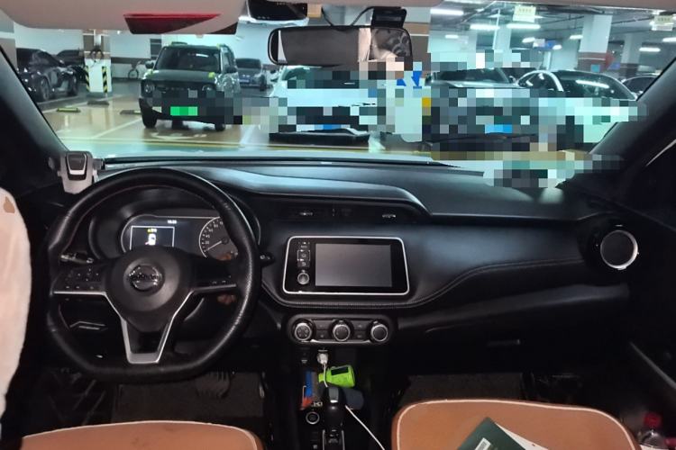 Used Nissan Kicks 2017 1.5L CVT Smart Drive Edition Center Console