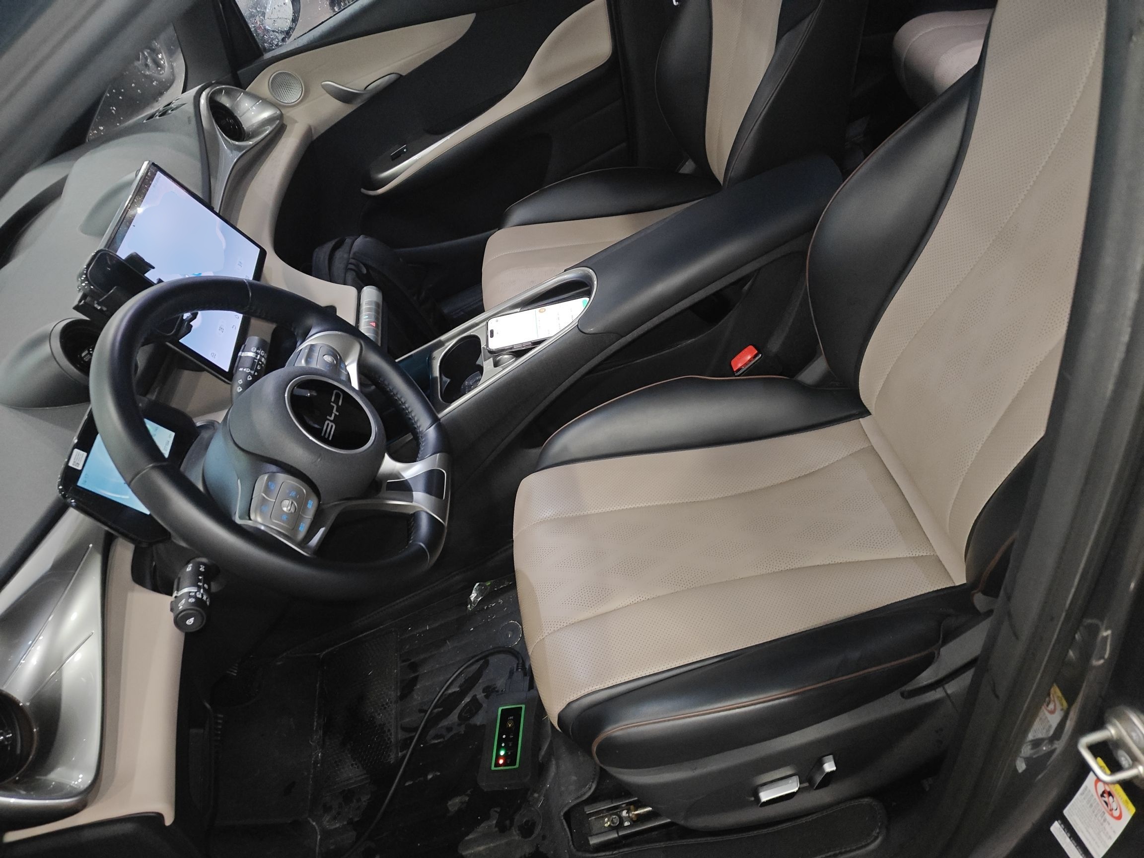 المقاعد الأمامية داخل السيارة