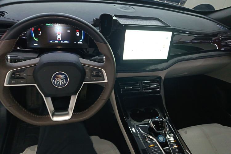 Used BYD Qin PLUS 2023 Champion Edition DM-i 55KM Leading Model Center Console