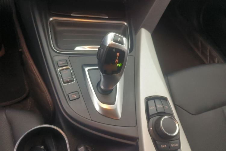Used BMW 3 Series 2015 320i Luxury Line Stylish Edition Gear Lever