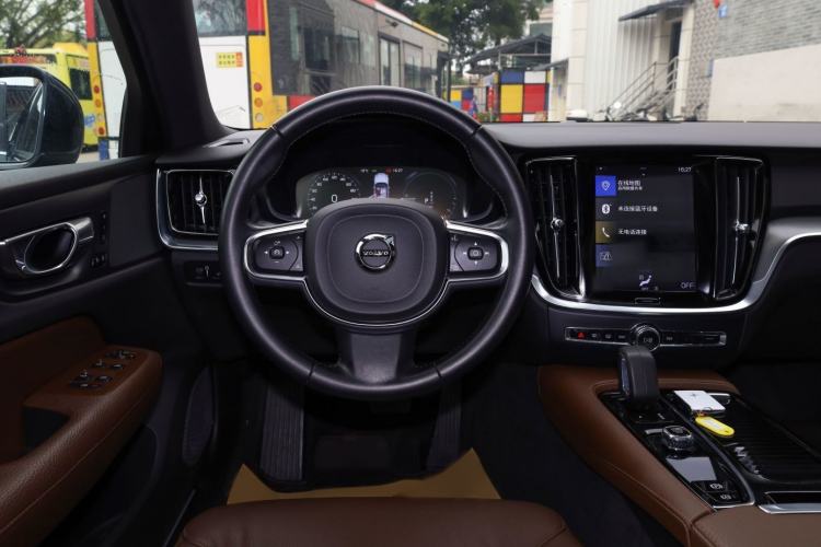 Used Volvo S60 New Energy 2022 T8 eDrive Hybrid All-Wheel Drive Smart Luxury Edition Interior 5