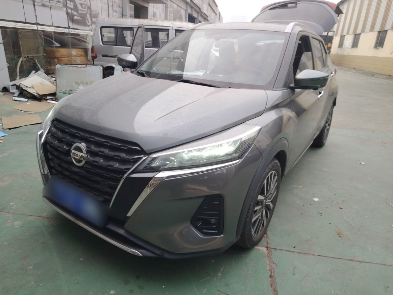 تحت مقدمة السيارة