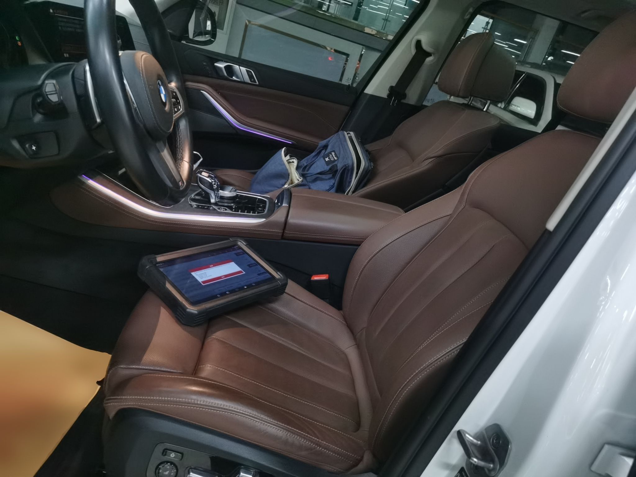 المقاعد الأمامية داخل السيارة