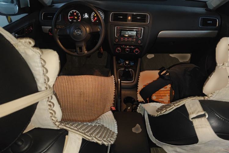 Used Volkswagen Sagitar 2012 1.6L Manual Fashion Edition Center Console