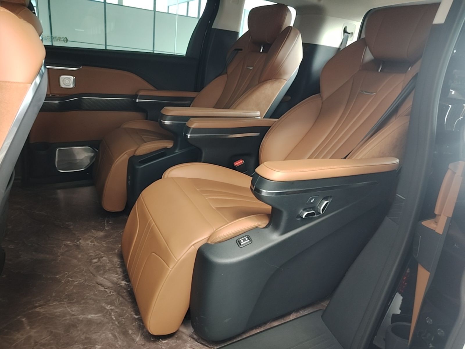 Hongqi HQ9 PHEV 2024 2.0T Four-Wheel Drive Business Edition — снимка 20