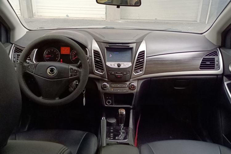 Used SsangYong Korando 2013 2.0L Gasoline Two-Wheel Drive Automatic Elite Edition Center Console