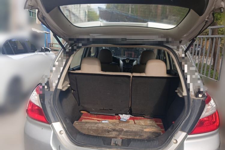 Used Venucia R50 2013 1.6L Automatic Fashion Edition Trunk