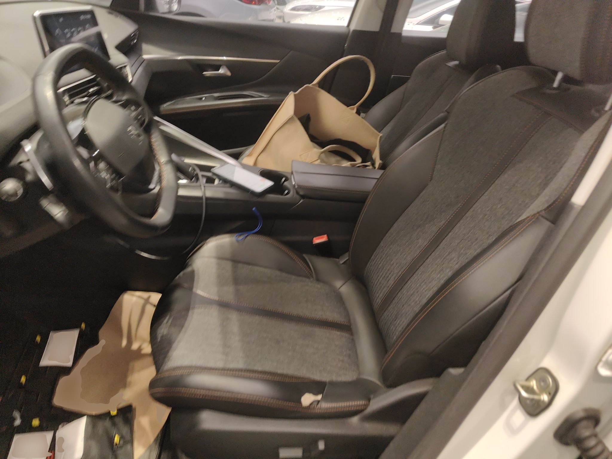 المقاعد الأمامية داخل السيارة