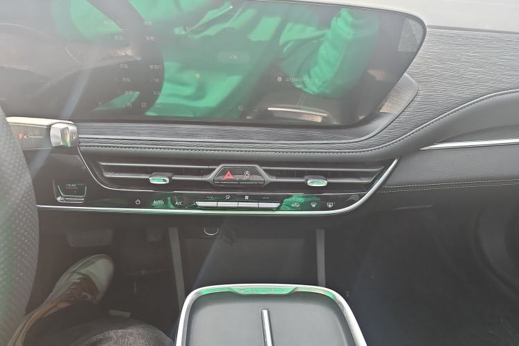 Used Buick LaCrosse 2025 28T Platinum Edition Audio And AC Panel