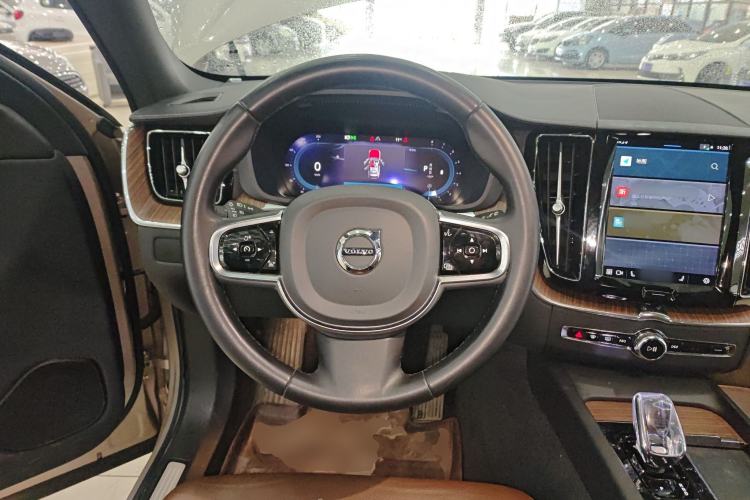 Used Volvo XC60 2023 B5 4x4 Smart Luxury Edition