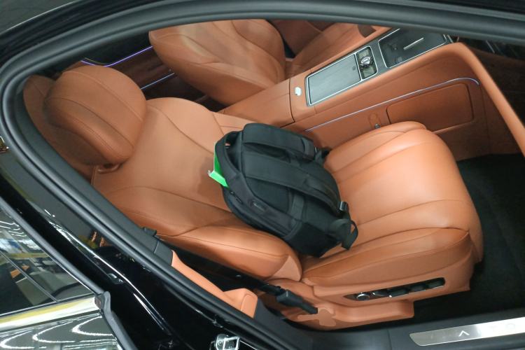 Used Hima AITO M9 2025 Extended-Range Max Version 52 kWh 6-Seater Edition Right Front Seat