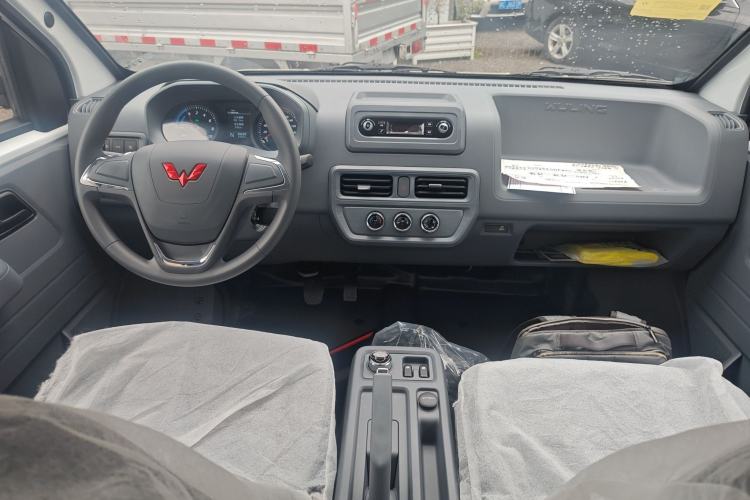 Used Wuling Yangguang 2024 300KM Comfort Version Passenger Van 75kW
