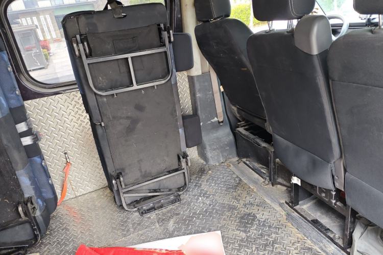 Used Dongfeng Yufeng 2023 V9+ 2.0T Manual Front-Wheel-Drive Multi-Function Mid-Roof Van with 7/8/9 Seats Left Rear Seat