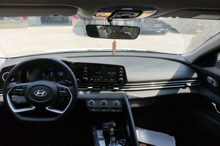 Used Hyundai Elantra 2023 1.5L CVT GLX Elite Edition Center Console