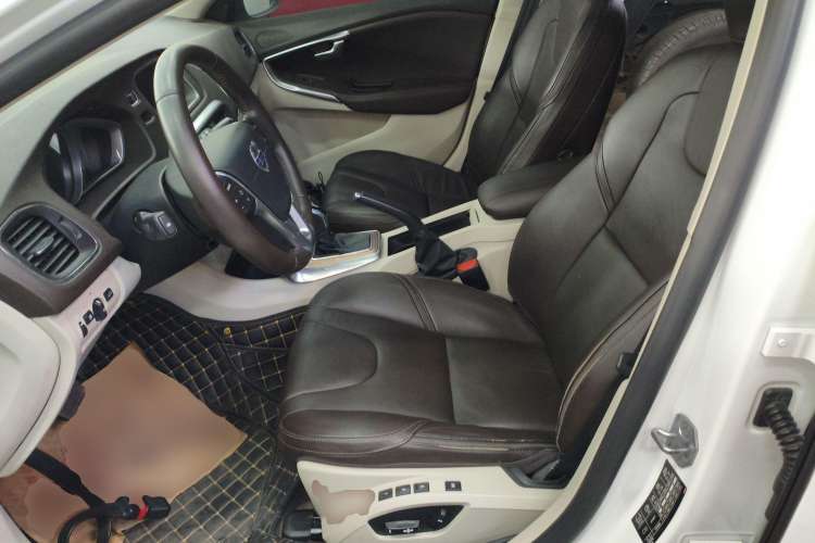 Used Volvo V40 2015 Cross Country T5 AWD Smart Luxury Edition