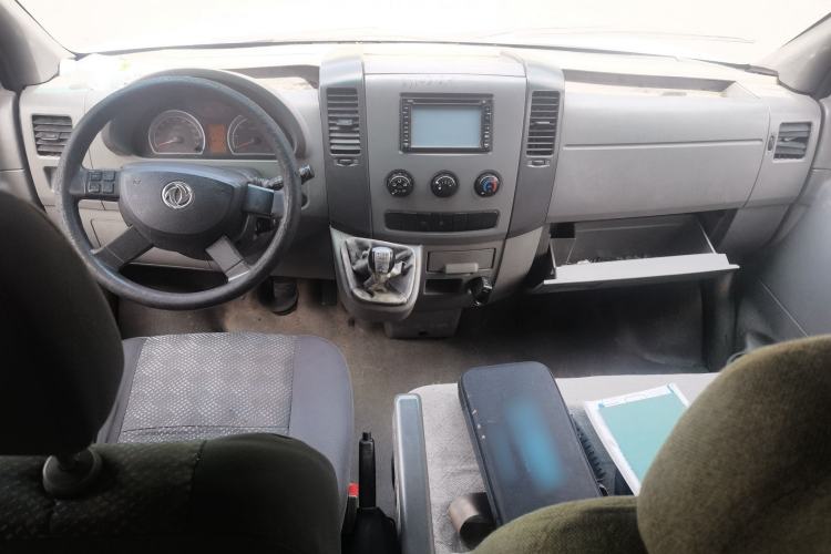 Used Dongfeng Yufeng 2012 3.0T Short Wheelbase Mid-Top Leading Edition China IV ZD30 Center Console