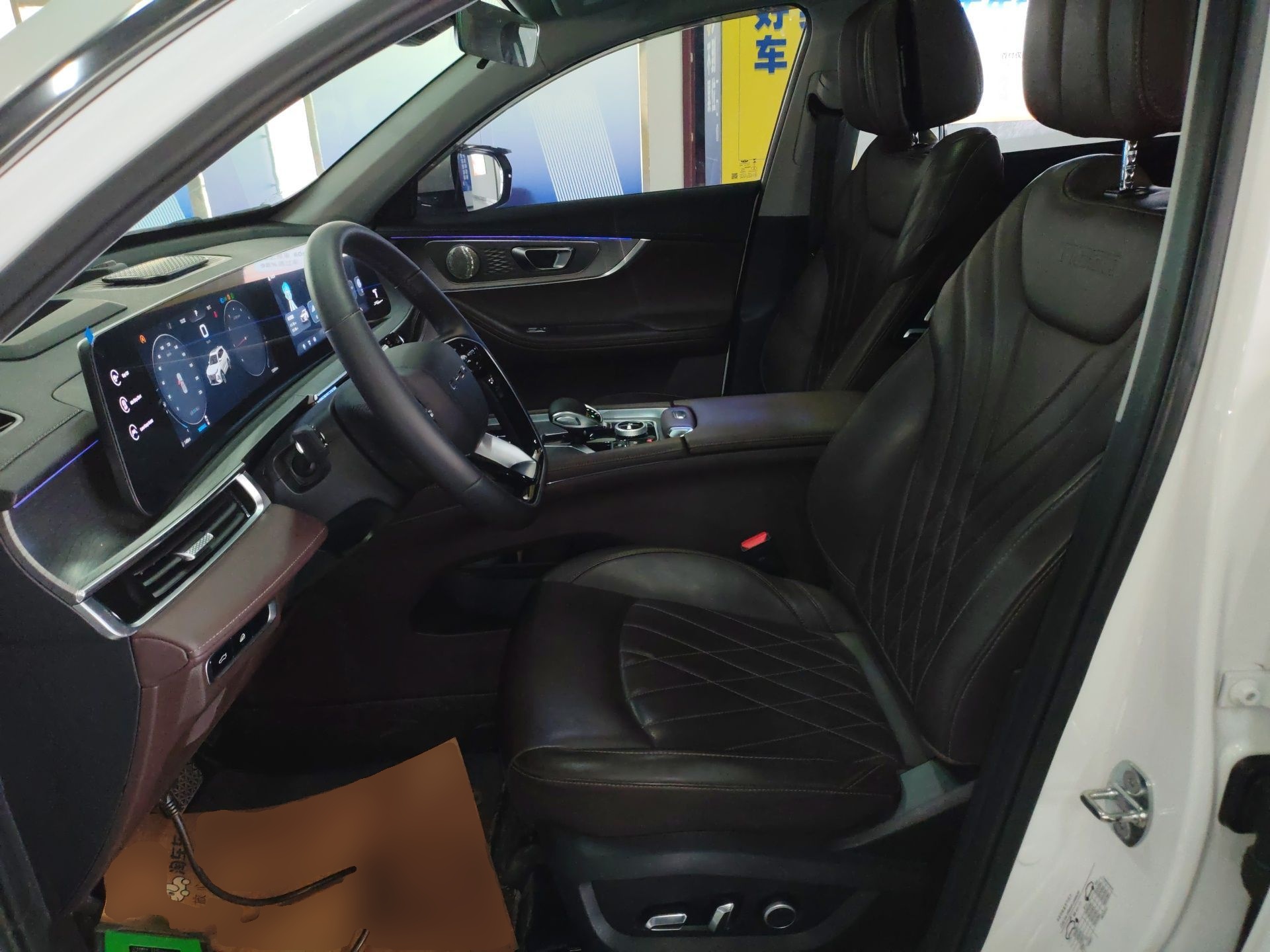 المقاعد الأمامية داخل السيارة