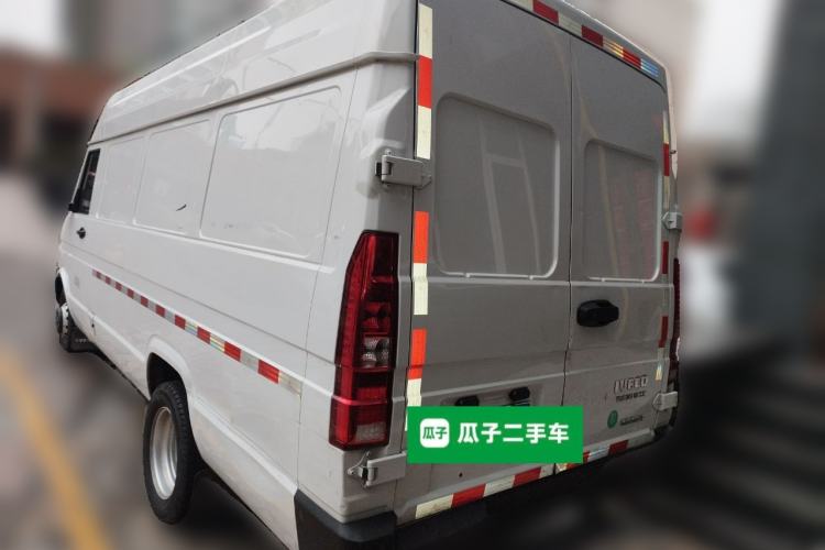 Used Iveco Daily 2023 2.8T V40 Van Long Wheelbase Mid-Roof Dual Tires Manual Doors 2-3 Seater
