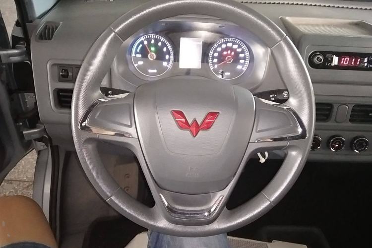 Used Wuling Yangguang 2024 300KM Comfort Version Passenger Van 75kW
