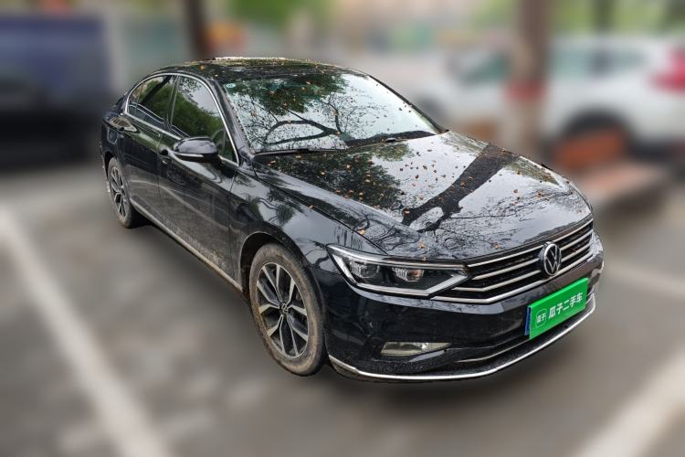 Used Volkswagen Magotan 2020 330TSI DSG Leading Model Front Right 45 Deg